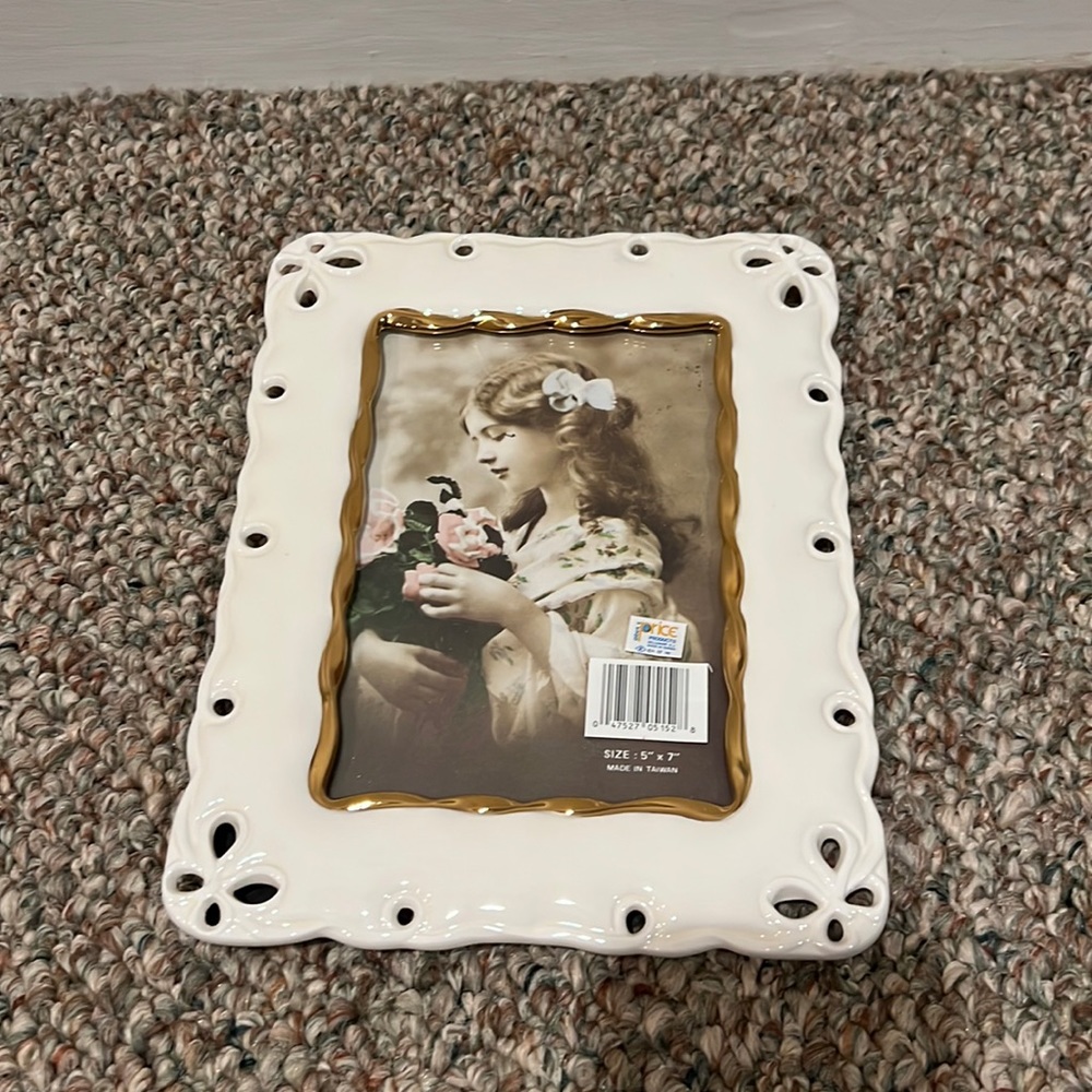 Ceramic border frame for 5 by 7 photograph